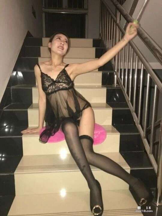 网美与粉丝3P性爱自拍！ Internet beauty takes 3P sex selfie with fan！