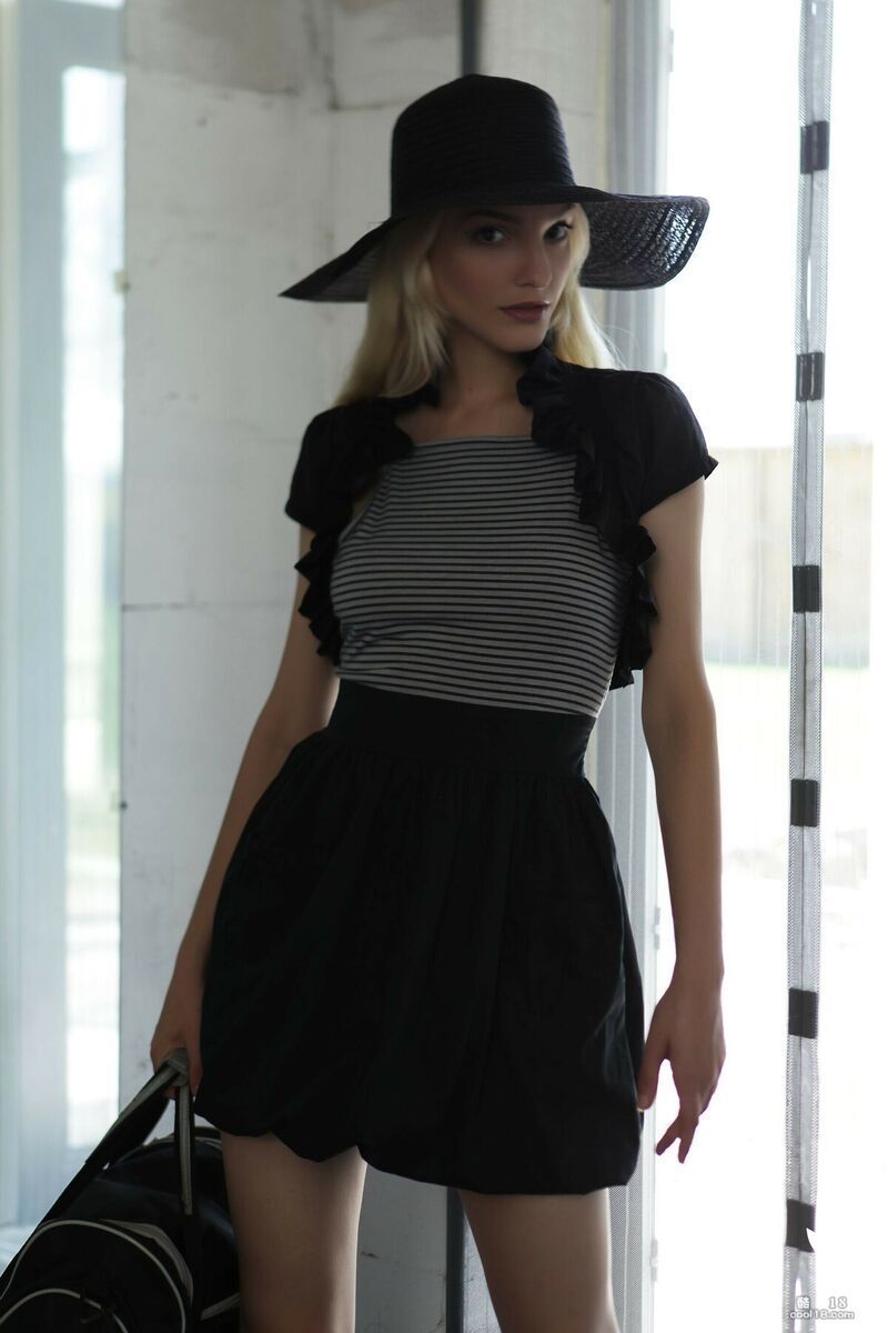 她黑白相间的服装一件一件地脱下，露出了她性感火辣的身材 She took off her black and white clothes one by one, revealing her sexy and hot figure