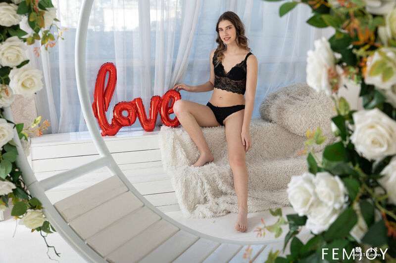 一位快乐而美丽的女人放弃了一切，脱掉了黑色内衣，展示了她所有顽皮的部分 A happy and beautiful woman gives up everything and takes off her black lingerie to show all her naughty parts