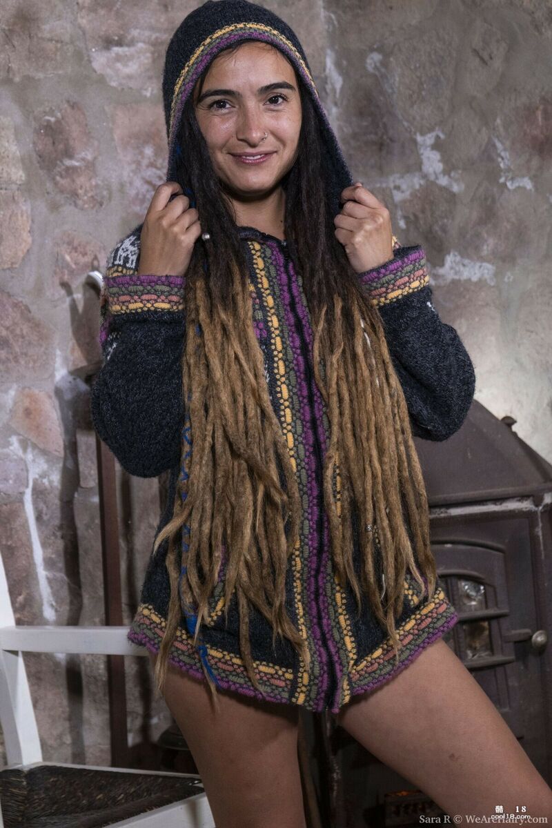 她嘴角露出狡黠的笑容，慢慢脱下衣服，露出了她那令人难以置信的身材 With a sly smile on her lips, she slowly took off her clothes, revealing her incredible figure