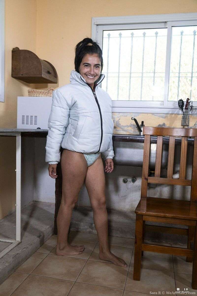 露出诱人的光滑和未刮过的阴部。当她用手抚摸刚刚暴露的下体时 Exposing a seductively smooth and unshaved pussy. When she touches her newly exposed lower body with her hands