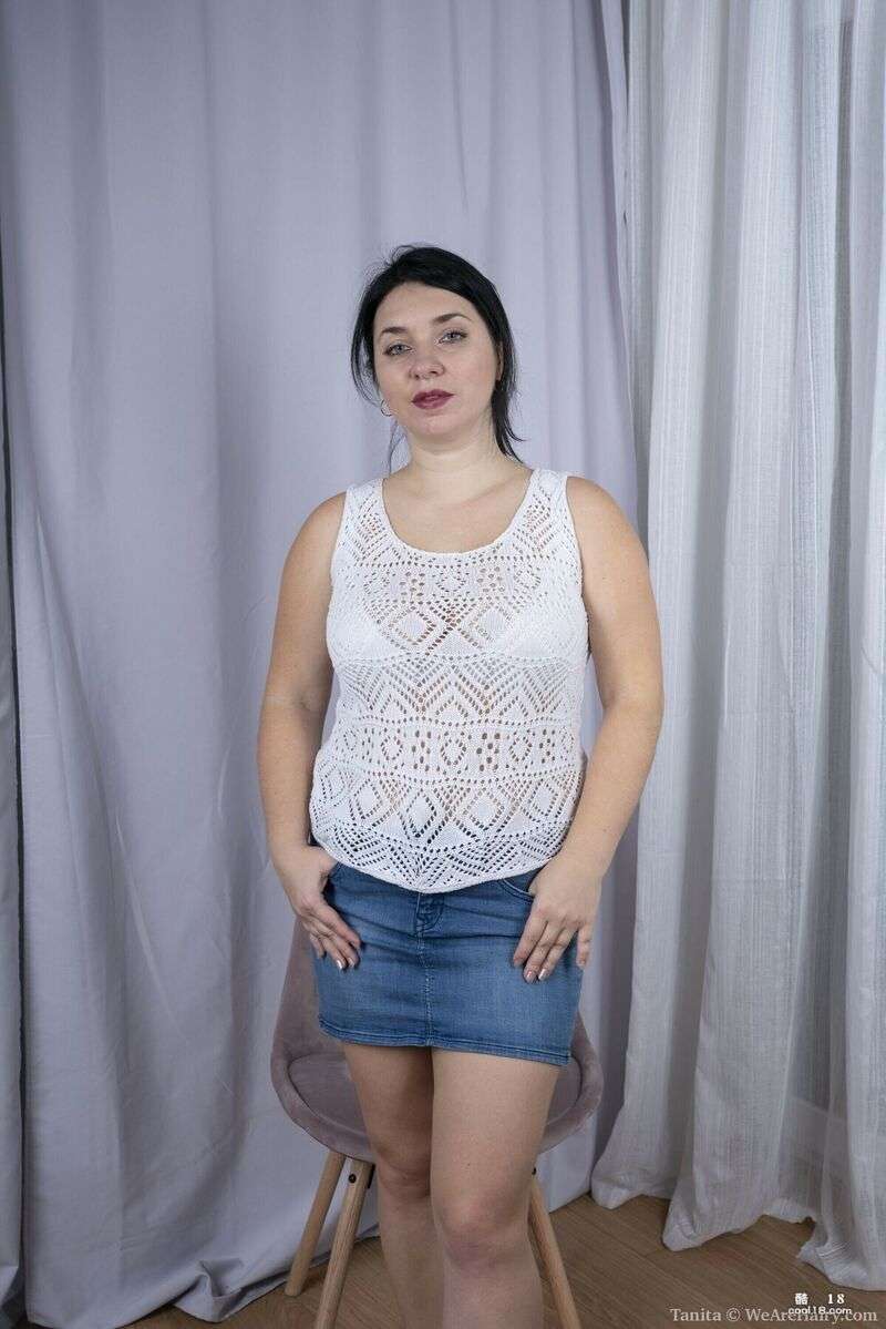 站在椅子前，然后坐下，露出内衣。脱光衣服后，她抓住一根假阳具，开 Stand in front of a chair, then sit down with your underwear exposed. After stripping naked, she grabbed a dildo and started