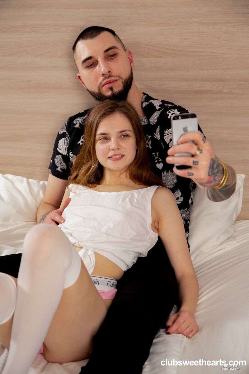 娇小可爱的贝拉&middot;格雷享受与伴侣的狂野性爱体验 Petite and cute Bella Gray enjoys wild sex with her partner