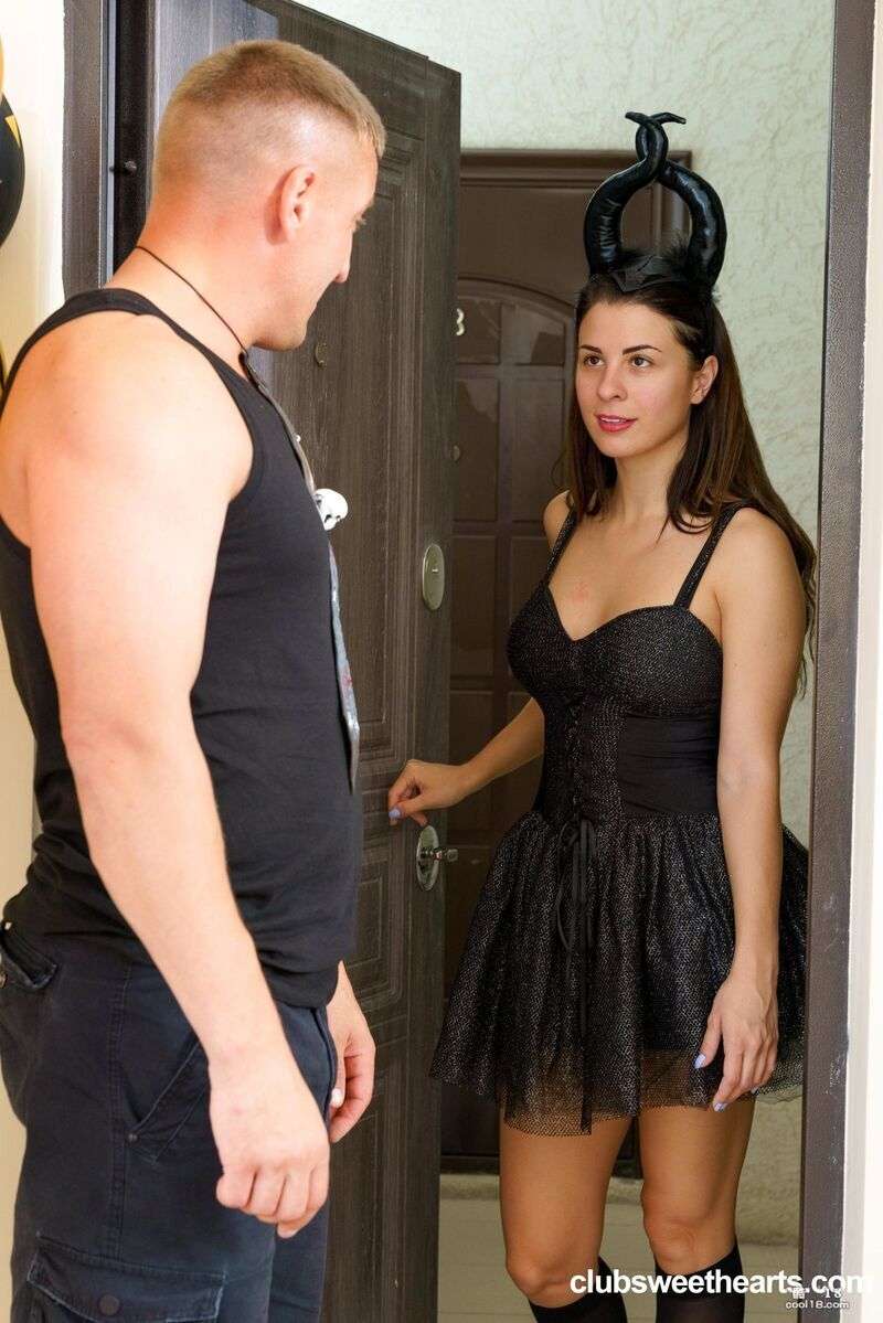 爱丽丝&middot;凯利在万圣节家庭聚会上吹箫并夺走伴侣的阳具 Alice Kelly gives blowjob and takes partner's penis at Halloween house party