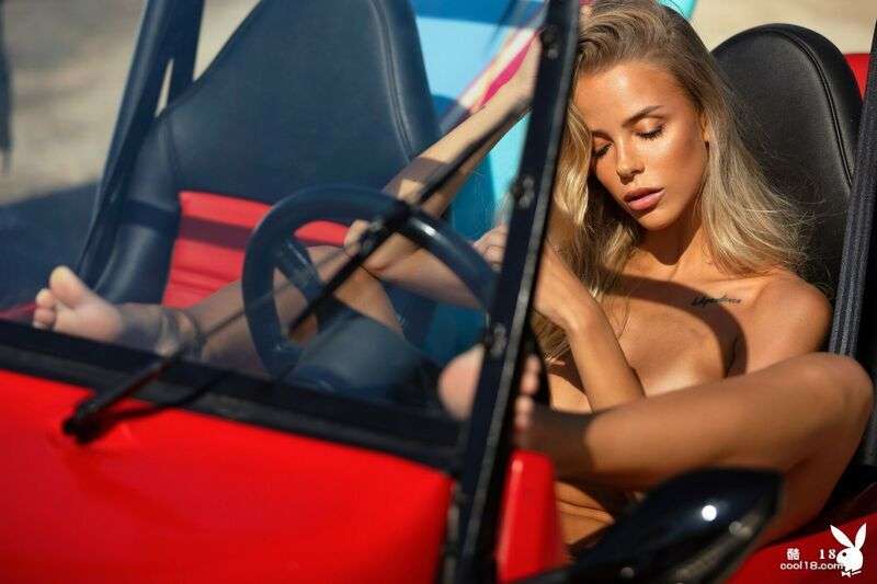 在海滩秀上展示她晒黑的乳房和迷人的臀部 Showing off her tanned breasts and sexy bum at a beach show