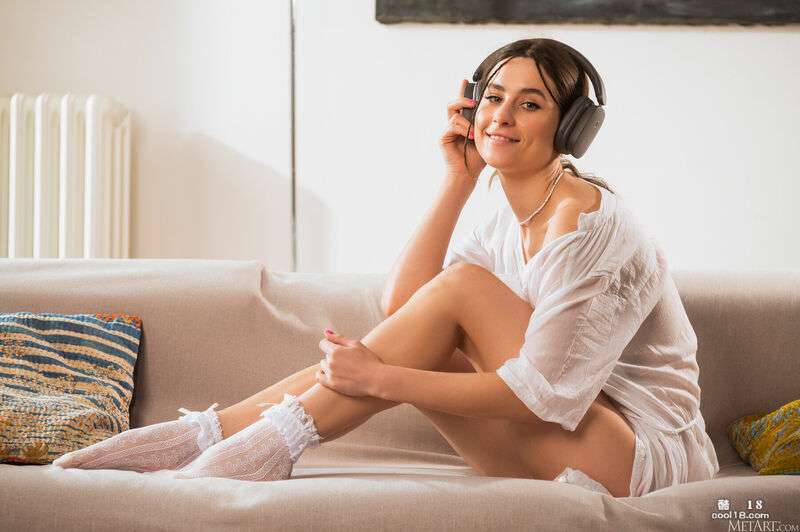 女孩拉下她的内裤，在沙发上张开她光滑的臀部 Girl pulls down her panties and spreads her smooth ass on the couch