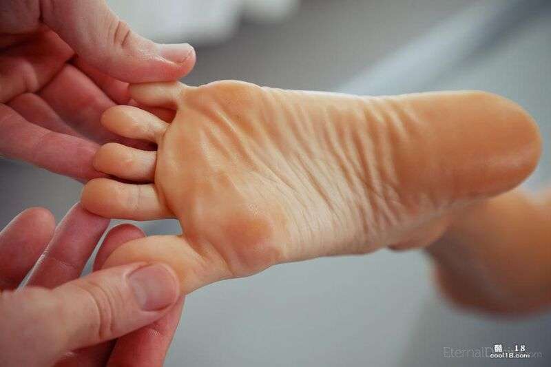 性感金发女郎全裸躺在桌子上接受感官按摩 Sexy blonde lying naked on table receiving sensual massage