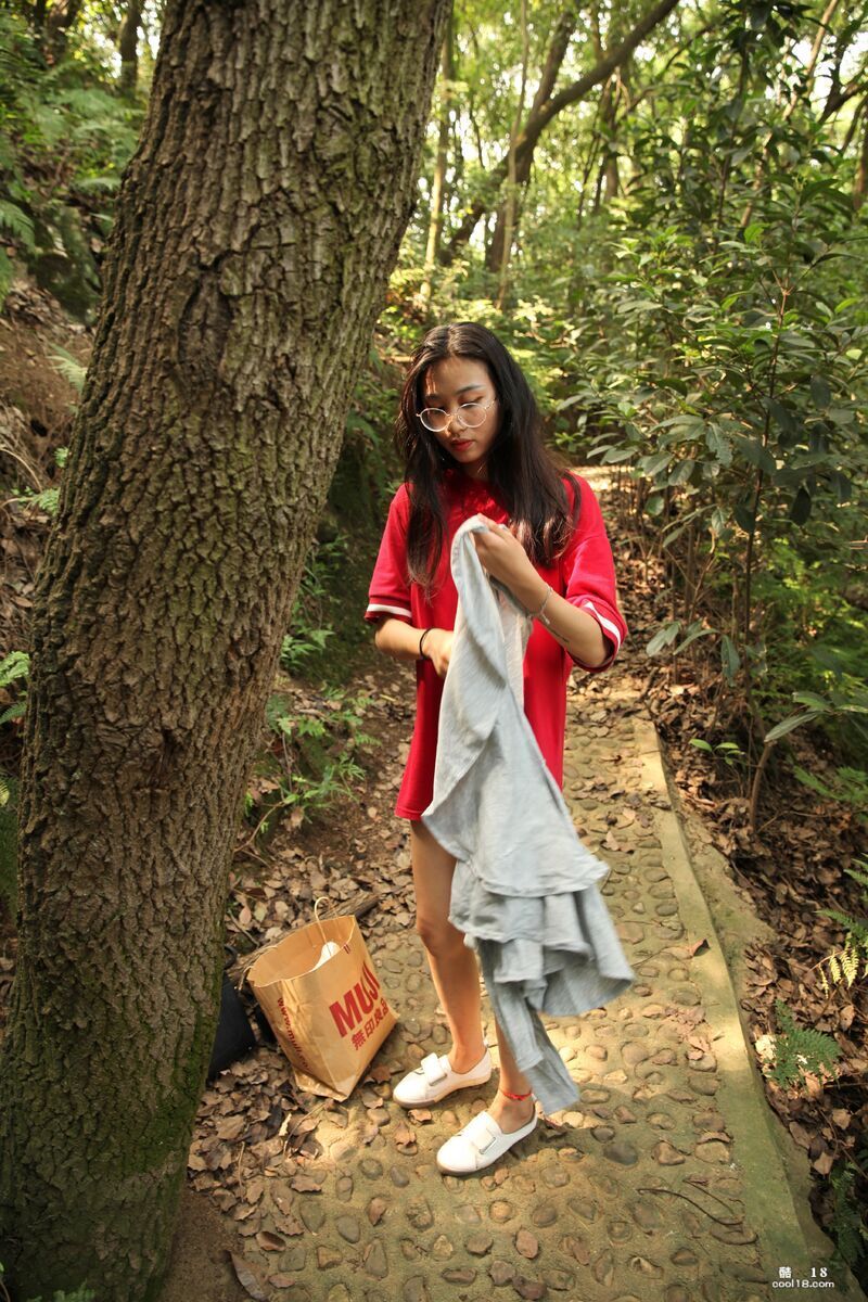 极品身材眼镜美女模特【芳芳】景区露出（二） The beautiful model with the best figure and glasses [Fangfang] is exposed in the scenic spot (2)