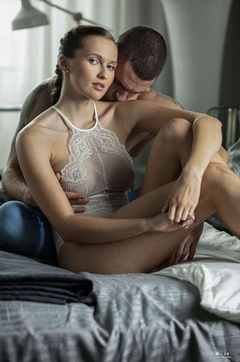 耀眼的娃娃享受与男友在卧室里做爱 Glamorous doll enjoys sex with boyfriend in bedroom