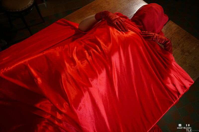 她脱掉衣服后开始抚摸自己，嘴唇撅起，深棕色的眼睛散发着疯狂的热情 She took off her clothes and started touching herself, her lips pursed and her dark brown eyes radiating crazy passion