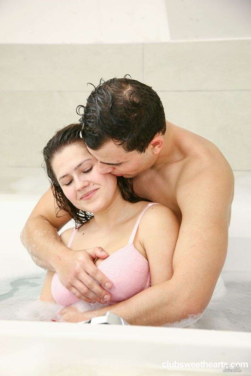 丰满的黑发美女和她的男朋友在浴缸里做爱 Busty brunette and her boyfriend have sex in the bathtub