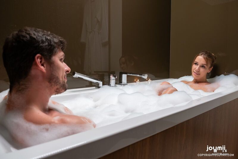 亚历克西斯沐浴后与她的男人发生性关系 Alexis has sex with her man after bathing