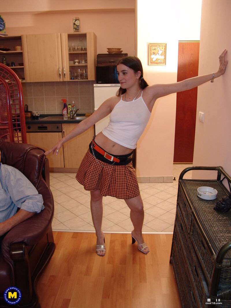 可爱的双马尾少女玛吉特在老少轮奸中被吃掉和性交的美味屄 Cute twintail girl Margit gets her delicious cunt eaten and fucked in an old and young gangbang