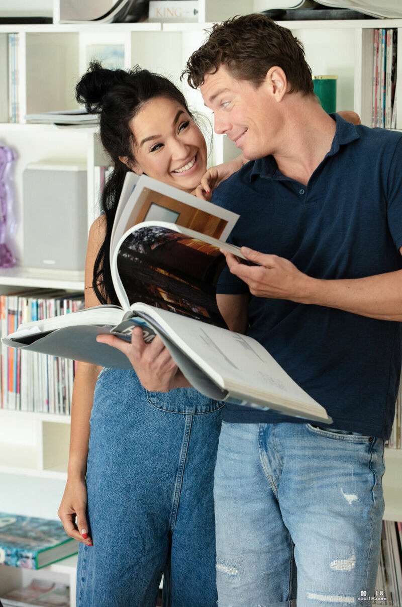 惊艳亚洲妹子在沙发上接受猛烈冲击 Stunning Asian girl gets pounded hard on the couch