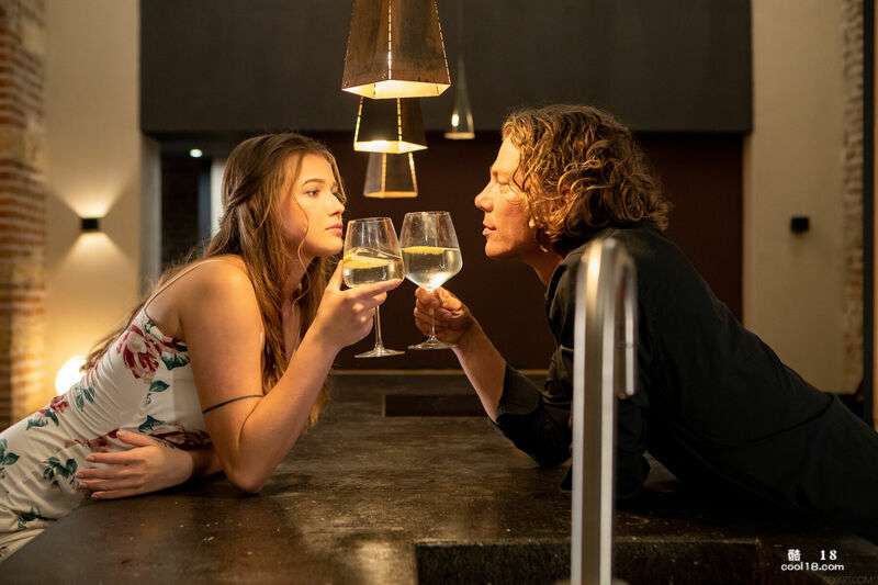 性感辣妹在厨房柜台上与情人做爱 Sexy hottie having sex with her lover on the kitchen counter