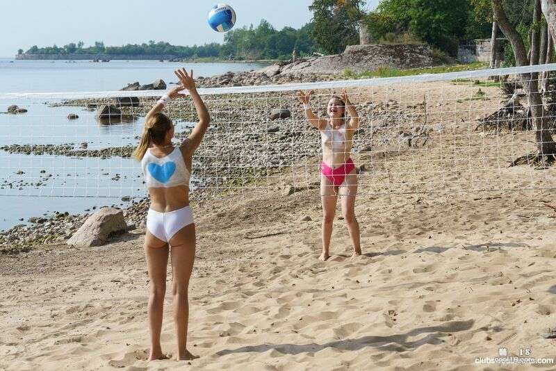 两个女孩正在打排球，这时一个男人闯入并进行了疯狂的三人性爱 Two girls were playing volleyball when a guy barged in and had a wild threesome.