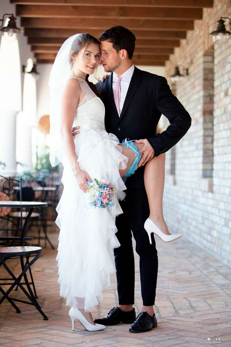 顶级宝贝爱丽丝公主在婚礼后与她的新婚妻子共度美好时光 Top babe Princess Alice spends quality time with her new wife after the wedding