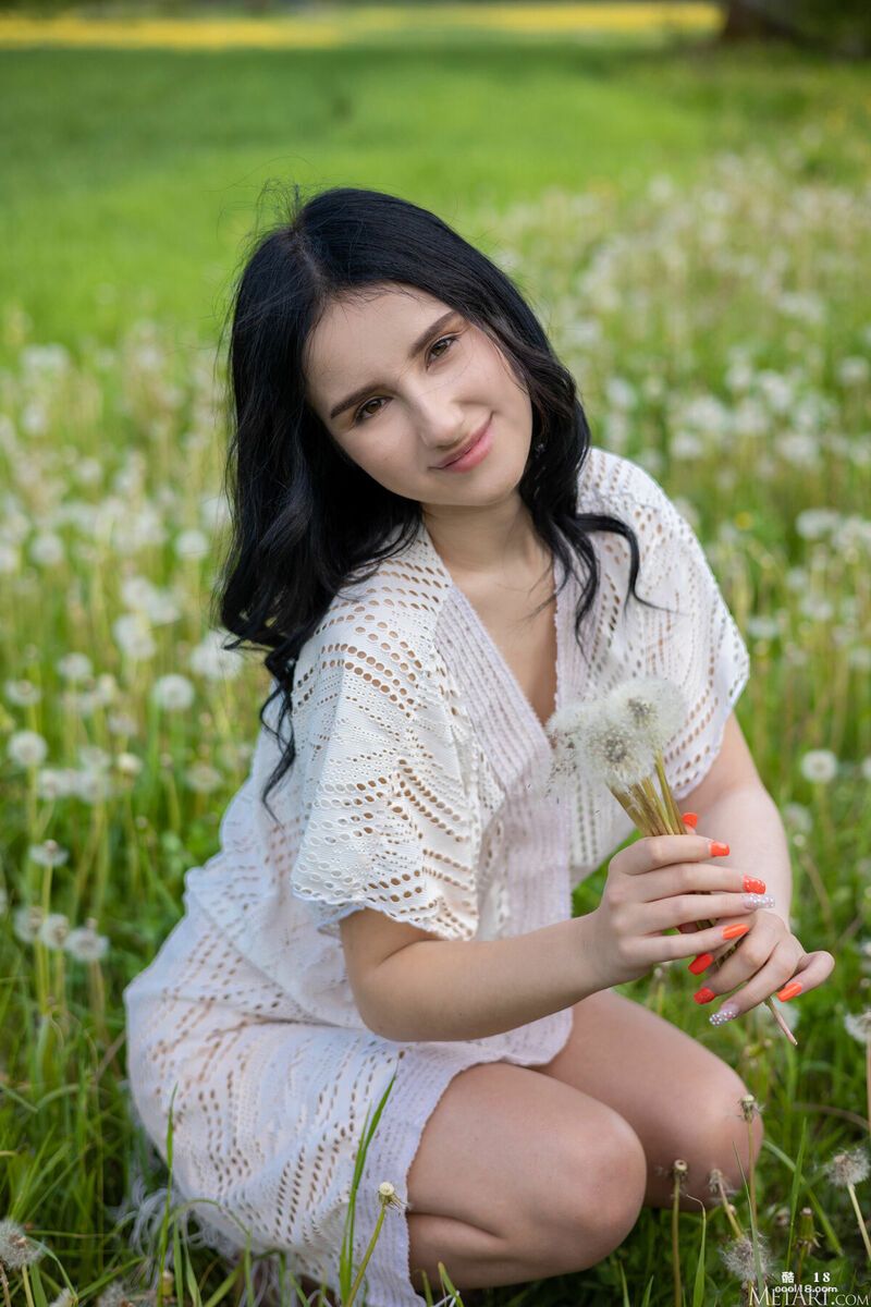 黑发美女撩起裙子，露出她那丰满的阴部和性感的臀部，然后完全脱掉她的衣服 The brunette lifts up her skirt to expose her voluptuous pussy and sexy ass, then takes off her clothes completely