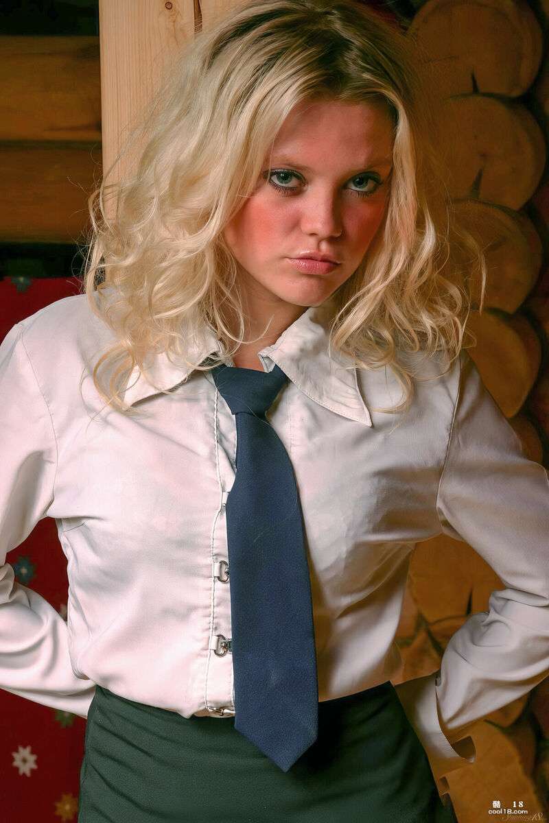 她那丰满的乳腺和诱人的乳白色臀部，同时用她那性感的裸臀挑逗着观众 Her plump breasts and seductive milky white buttocks tease the audience with her sexy naked buttocks