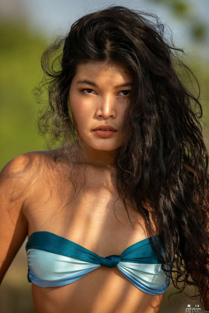 一边揉搓她那美丽的乳房，一边张开她光滑的双腿，炫耀她那多汁、丰满的阴唇 Rubbing her beautiful breasts while spreading her smooth legs and showing off her juicy, plump pussy