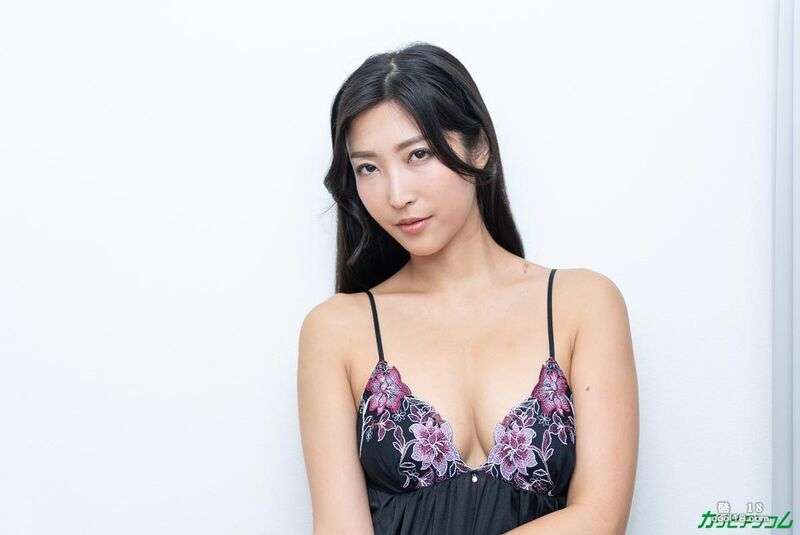 漂亮的日本AV女优水川堇被从背后插入中出 Beautiful Japanese AV actress Sumire Mizukawa is penetrated from behind and creampied