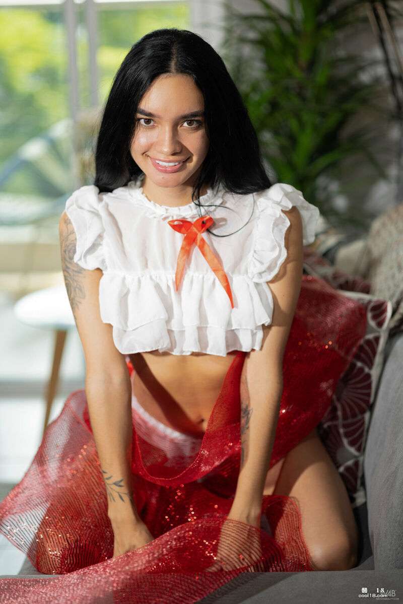 拉丁裔女孩为她的性爱机器做好准备，达到她一天中的第一个高潮 Latina girl gets ready for her sex machine and reaches her first orgasm of the day