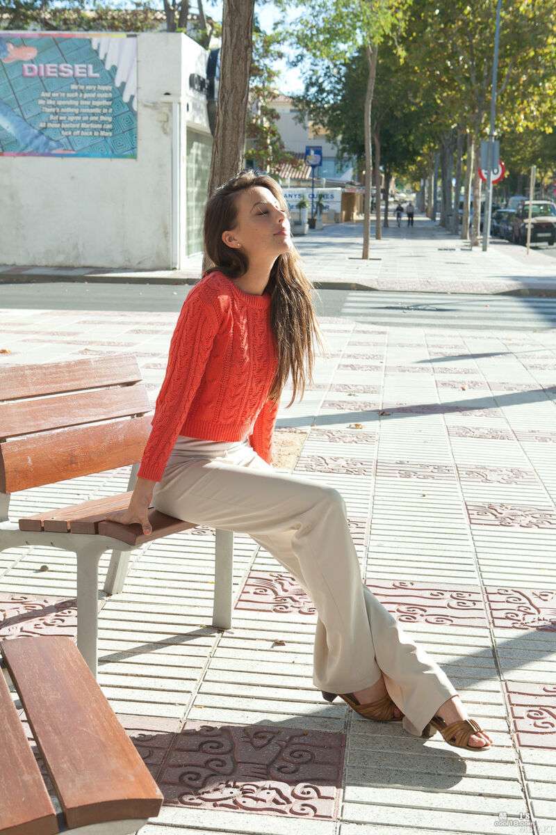 令人惊叹的少女 Lorena B 炫耀她修剪过的阴毛和她曲线优美的屁股 Stunning teen Lorena B shows off her trimmed pussy hair and her curvaceous ass