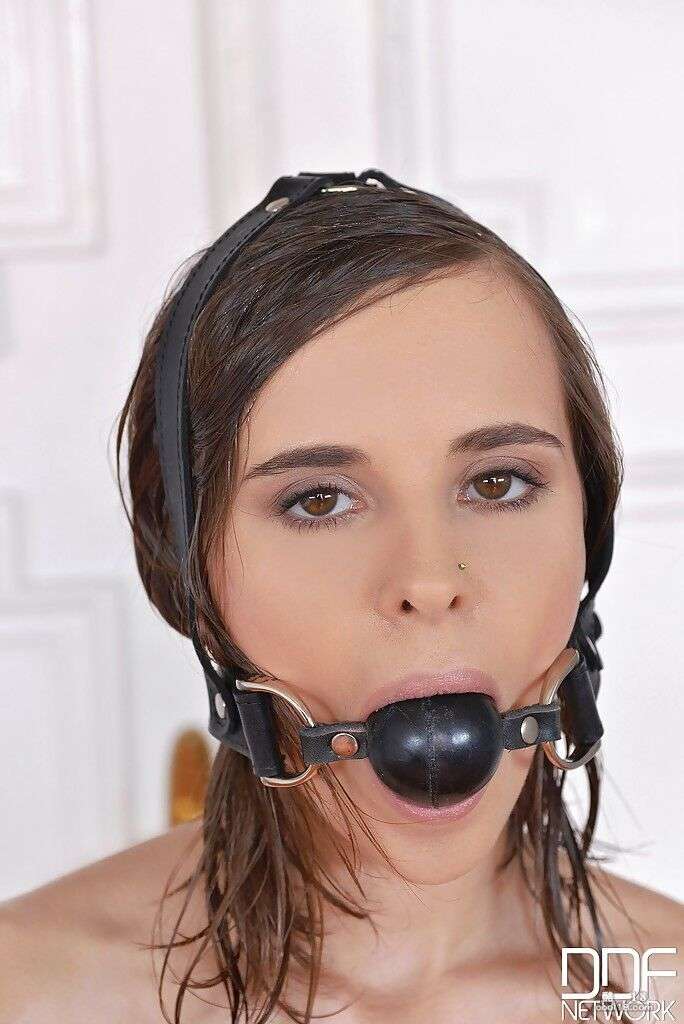 一丝不挂的少女 Ainara Reina 是那种喜欢 BDSM 动作的年轻婊子 Naked teen Ainara Reina is the kind of young slut who loves BDSM action