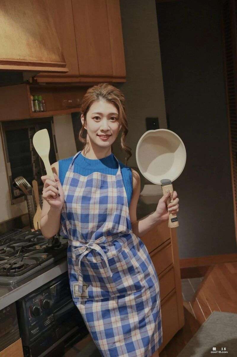 有贺みなほ ヌード写真集 キッチンでエプロンを脱いじゃうお Ariga Minaru's photo album キッチンでエプロンを出いじゃうお