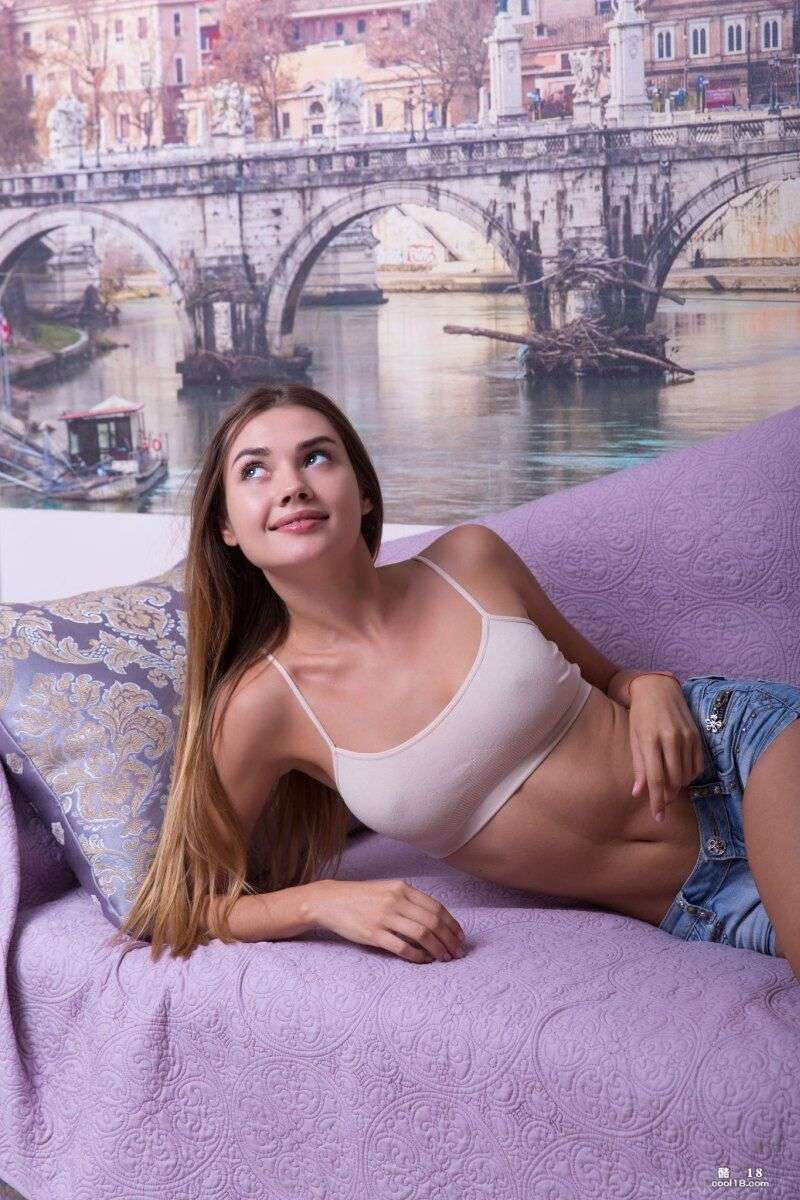 Georgia 脱下牛仔短裤和白衬衫，向你展示她的火辣身材 Georgia takes off her denim shorts and white shirt to show you her hot body