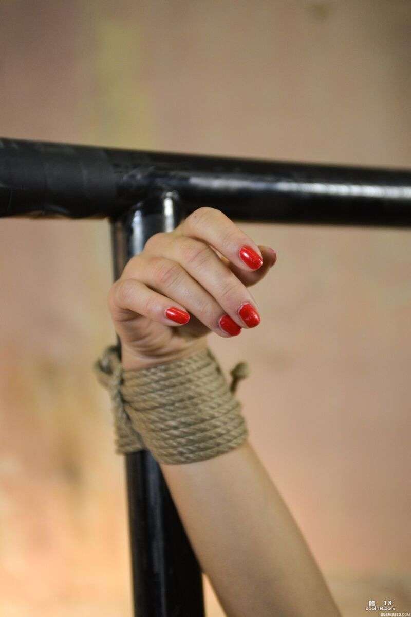 捷克大奶少妇 Billie Star 在捆绑和堵嘴时被剥光和打屁股 Czech busty chick Billie Star gets stripped and spanked while bound and gagged