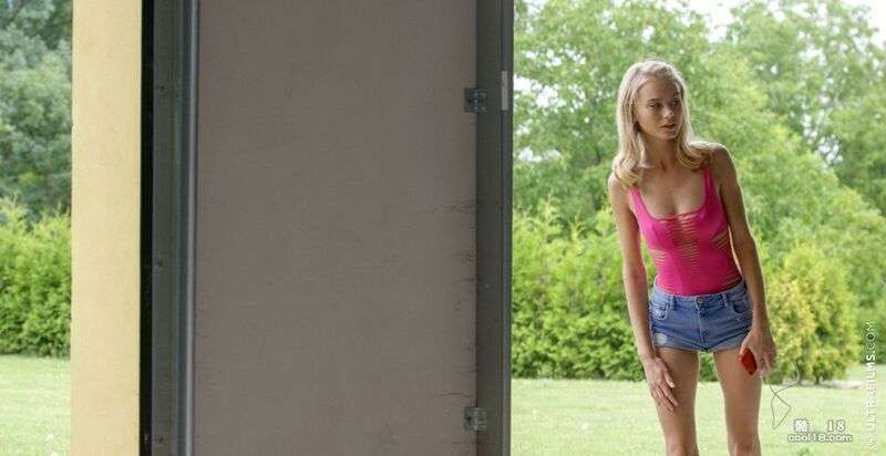 身材苗条、胸部娇小的金发美女在车库里骑着伴侣的硬工具 Slim blonde with petite breasts rides partner&rsquo;s hard tool in the garage