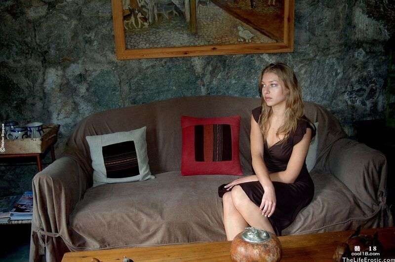 华丽的少女维多利亚摆出诱人的姿势并炫耀她可爱的乳房 Gorgeous teen Victoria poses seductively and shows off her lovely breasts