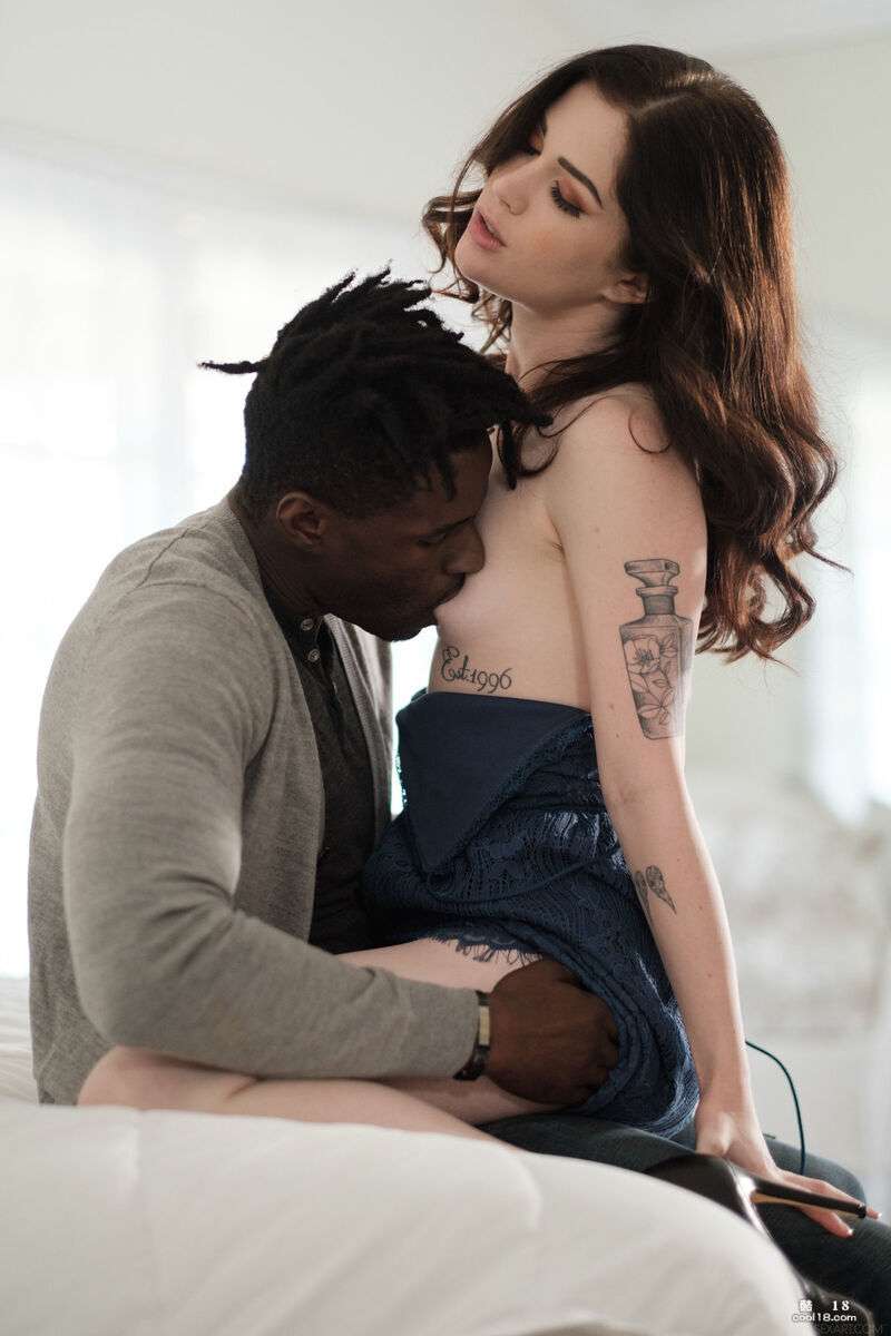 火辣性感的白皮肤宝贝被她的黑人情人塞满了她紧致的粉红色阴户 | 白色 背景 照片 Hot and sexy white skinned babe gets her tight pink pussy stuffed by her black lover