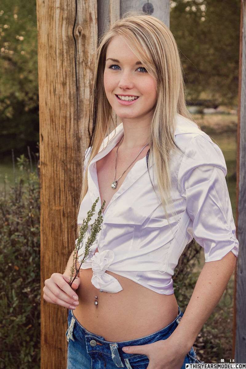 可爱可爱的女孩在树枝上撒尿，露出她的乳房，撕开她的短裤，几乎不让 Cute cute girl pees on a tree branch, exposing her breasts and tearing open her shorts, barely letting