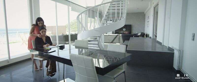 Kira Queen 吃掉了她朋友 Henessy 多汁的剃光阴部，然后用手指让她达到高潮 Kira Queen eats out her friend Henessy's juicy shaved pussy and then fingers her to orgasm