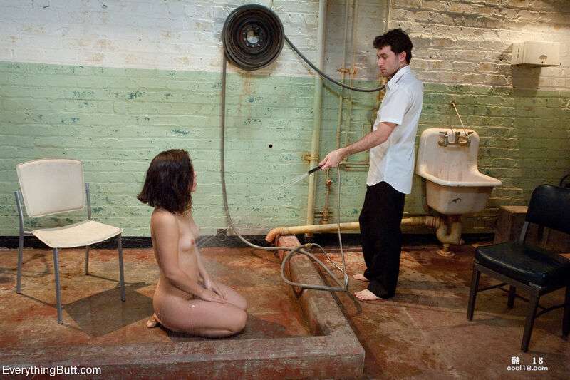 拉丁裔少女克里斯蒂娜&middot;罗斯在一个封闭房间内被男人对她的肛门浣肠 Latina girl Christina Rose had her anus penetrated by a man in a closed room