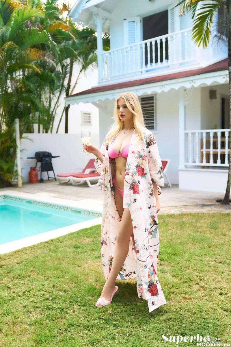 魅力宝贝马申卡脱下她的比基尼炫耀她美妙的乳房 Glamor babe Mashenka takes off her bikini to show off her delicious breasts