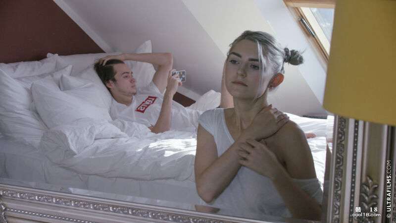 Eva Elfie 在卧室里享受男友的坚挺阴茎 Eva Elfie enjoys her boyfriend's hard cock in the bedroom