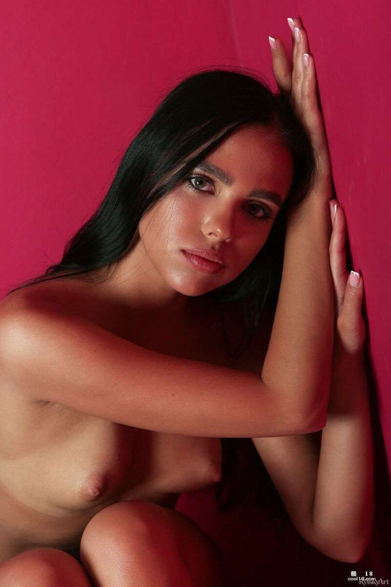 黑发美女展示着她刚刚剃过的阴部和遍布她那健美的、被阳光晒黑的身体的晒痕 Brunette beauty shows off her freshly shaved pussy and the tan marks all over her toned, suntanned body