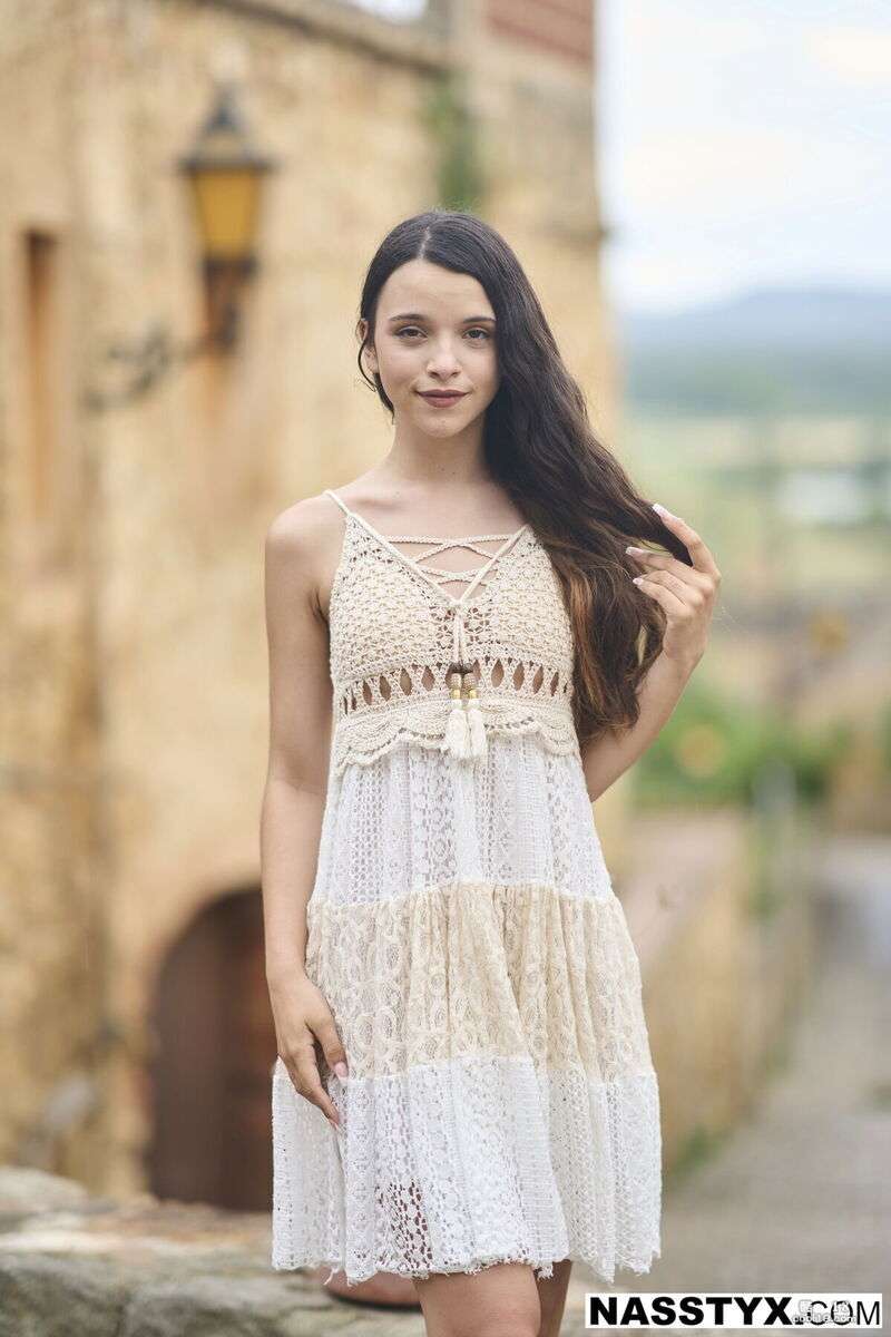 这个短发辣妹穿着性感的衣服在户外玩得很开心。她即将被一个弹吉他的 This short haired hottie is having fun outdoors wearing sexy outfits. She's about to be fucked by a guitar player