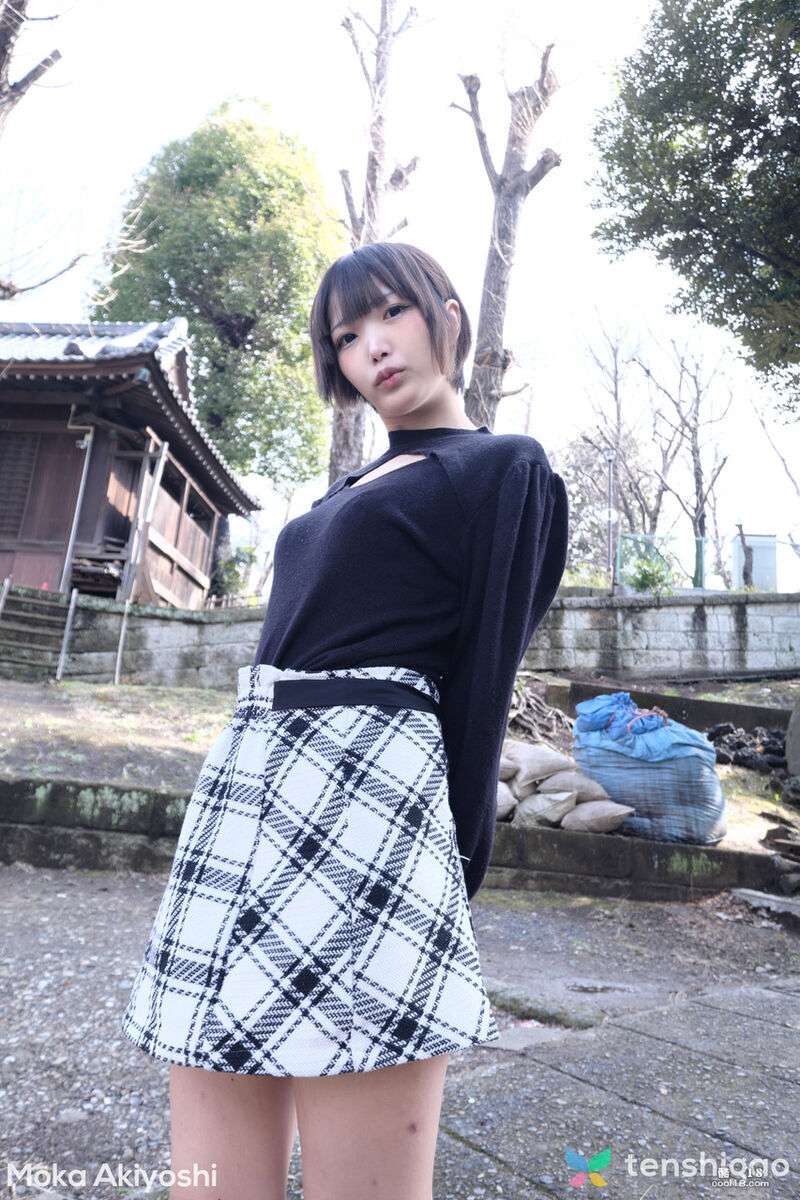 可爱的日本女孩 Moka Akiyoshi 吮吸鸡巴并在早上骑乘它 Cute Japanese girl Moka Akiyoshi sucks dick and rides it in the morning