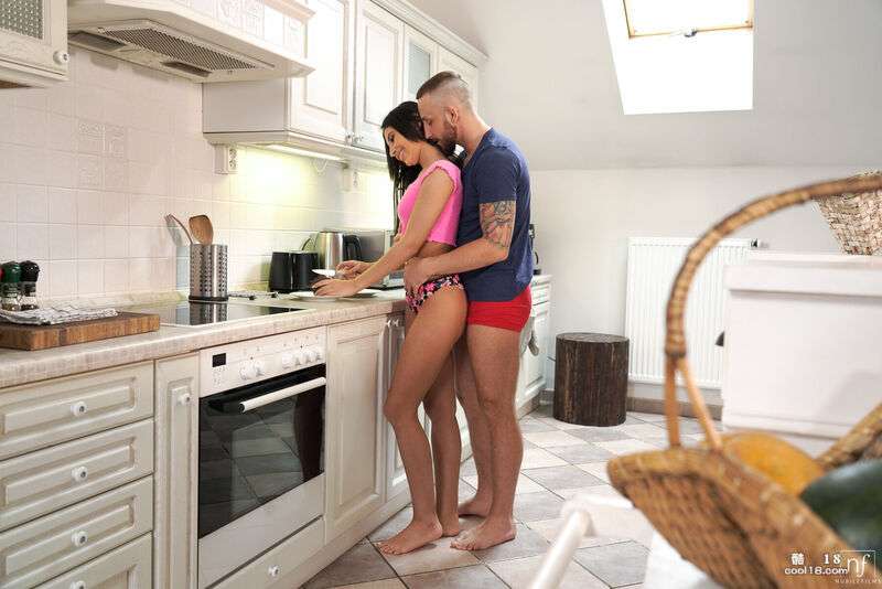 优雅宝贝 Lilly Bella 展示她迷人的曲线 Elegant babe Lilly Bella shows off her stunning curves