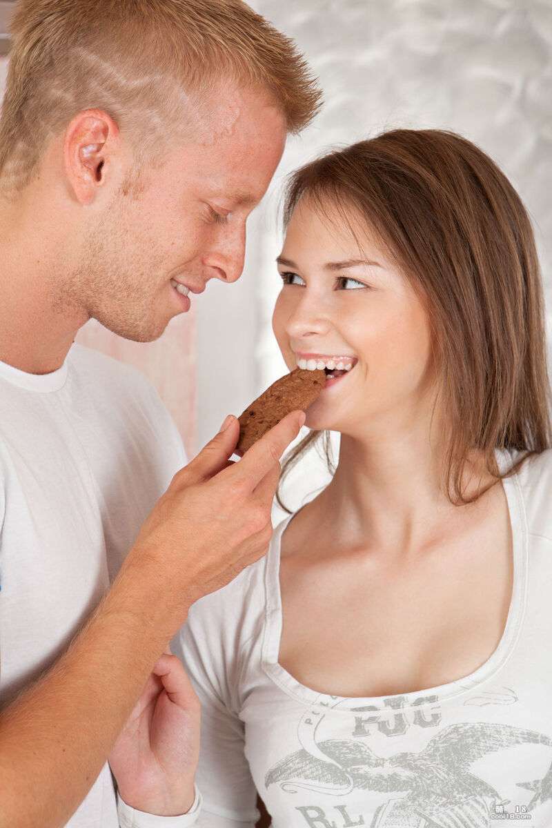 迷人的少女Beata B在厨房里被男友舔她的毛茸茸的阴户并被鸡巴干插 Charming teen Beata B gets her hairy pussy licked and fucked by her boyfriend in the kitchen