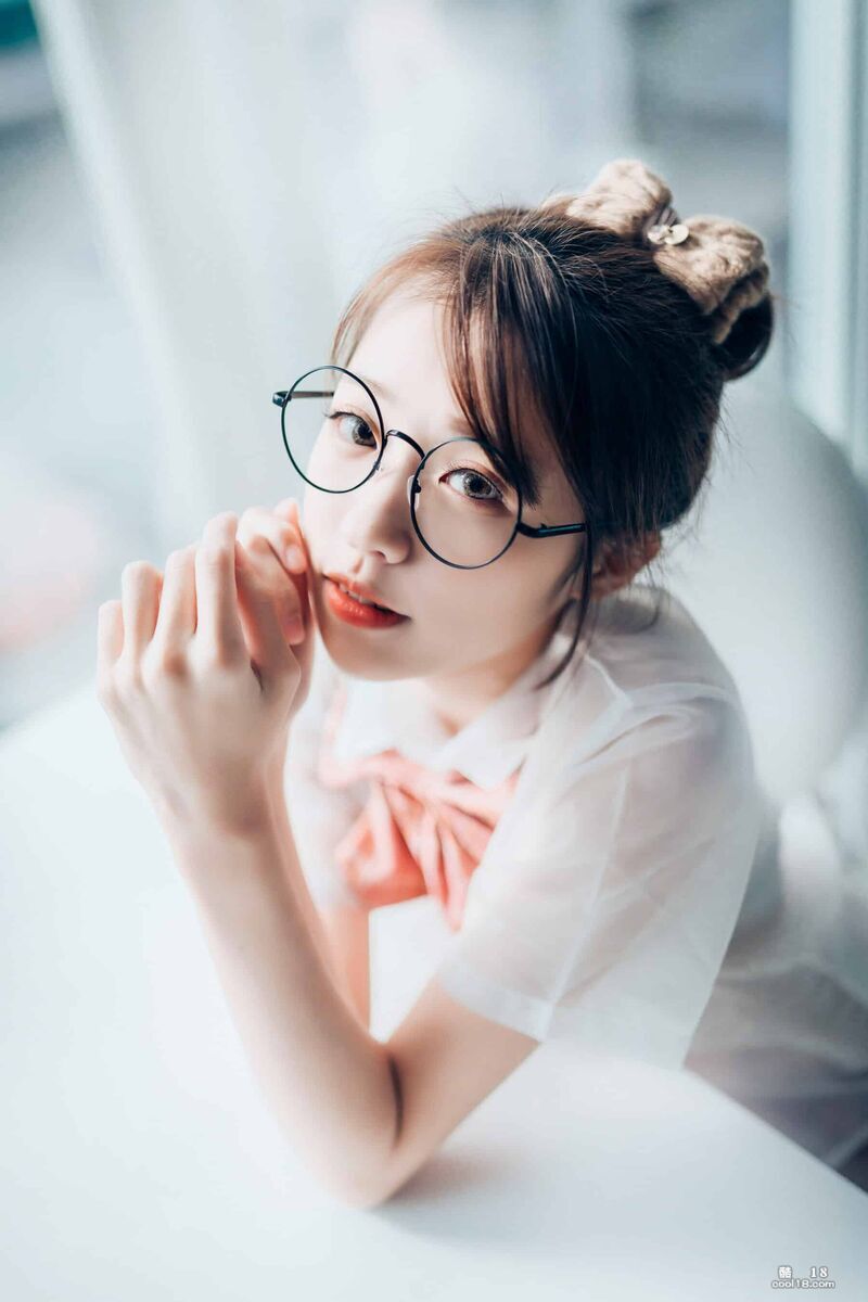 妍妍 Angel  女孩在trasmart制服与眼镜 Yanyan Angel  girl in trasmart uniform with glasses