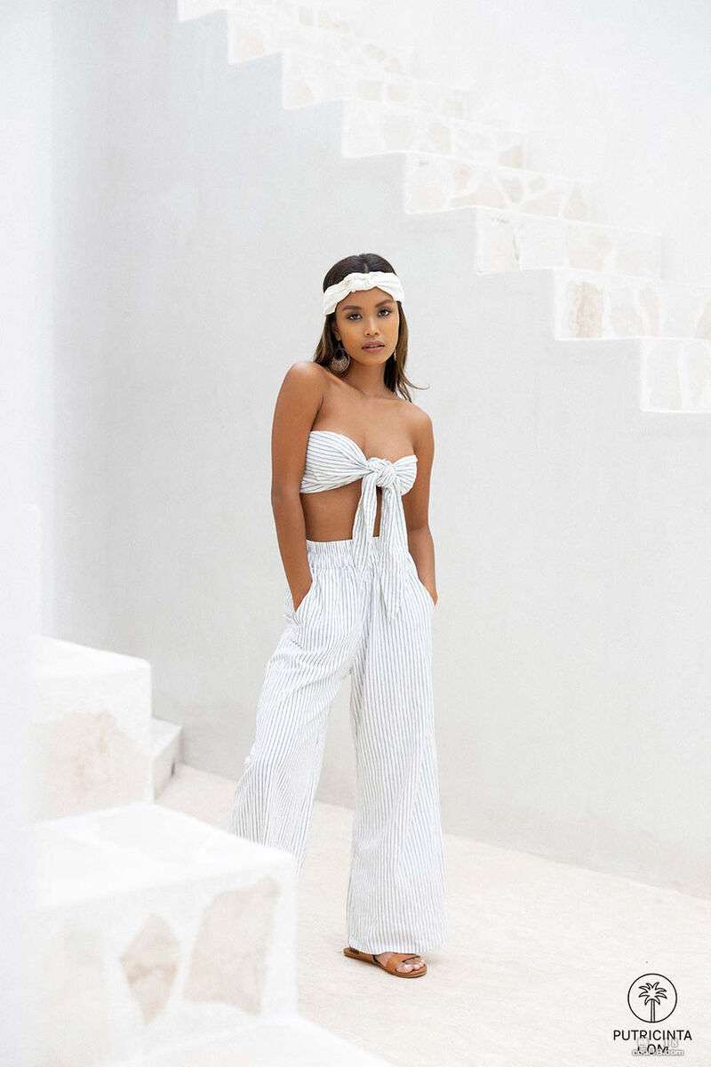 娇小的亚洲宝贝 Puti Cintra 在炙手可热的户外独奏中裸露她的可爱的乳房 Petite Asian babe Puti Cintra bares her lovely tits in hot outdoor solo