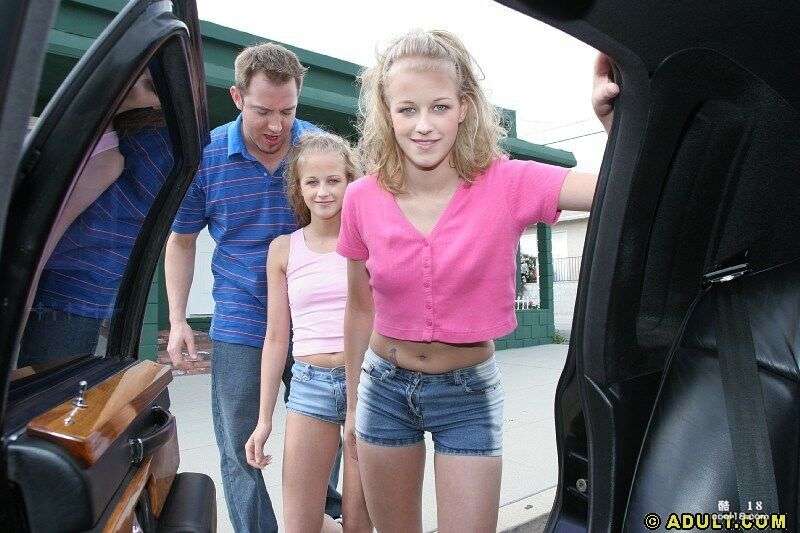 两个性感的金发少女在后座上为男人做高难度的三明治口交 Two sexy blonde girls give guy a hard sandwich blowjob in the backseat