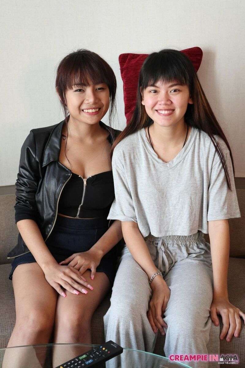 两个娇小的泰国女孩 Sprite 和 Mon 一起脱光衣服并摆姿势 Two petite Thai girls Sprite and Mon strip naked and pose together