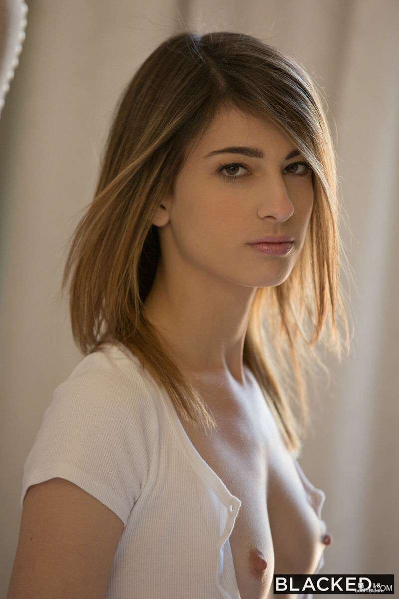 瘦小的女孩克里斯汀&middot;斯科特从她的阴户中抽出一个巨大的黑色鸡巴到她的嘴里 Skinny girl Kristen Scott takes a huge black cock out of her pussy and into her mouth