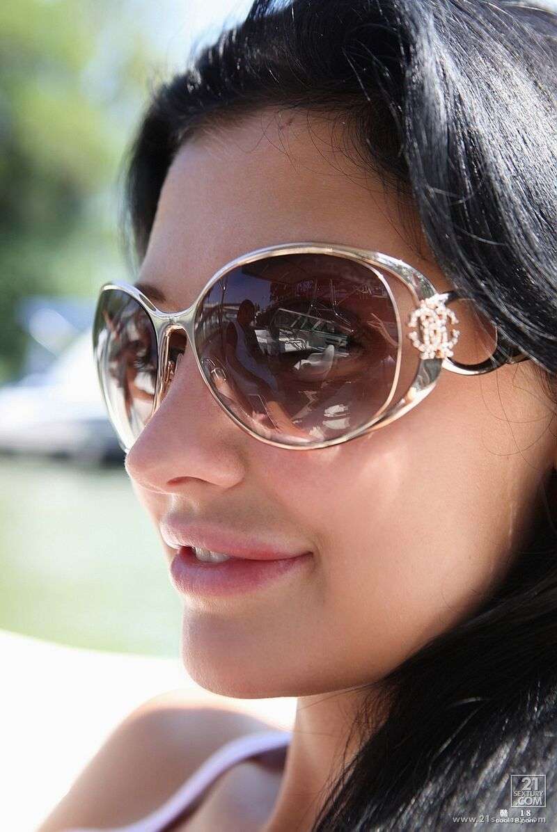 大奶匈牙利少妇 Aletta Ocean 在船上全裸撒尿 Bigboobed Hungarian young lady Aletta Ocean gets naked and pees on the boat